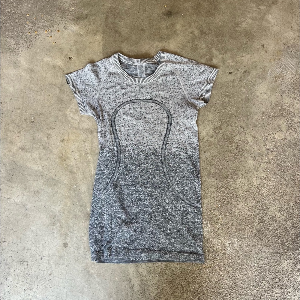 Lululemon Swiftly Tech Short Sleeve Tee – Size 4 (Grey Ombré)